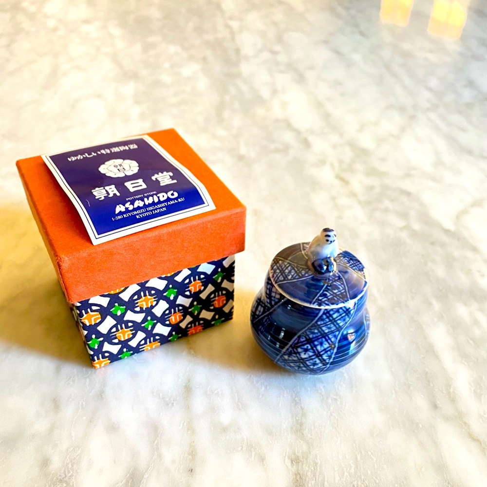 Japanese ceramics mini jar with lid